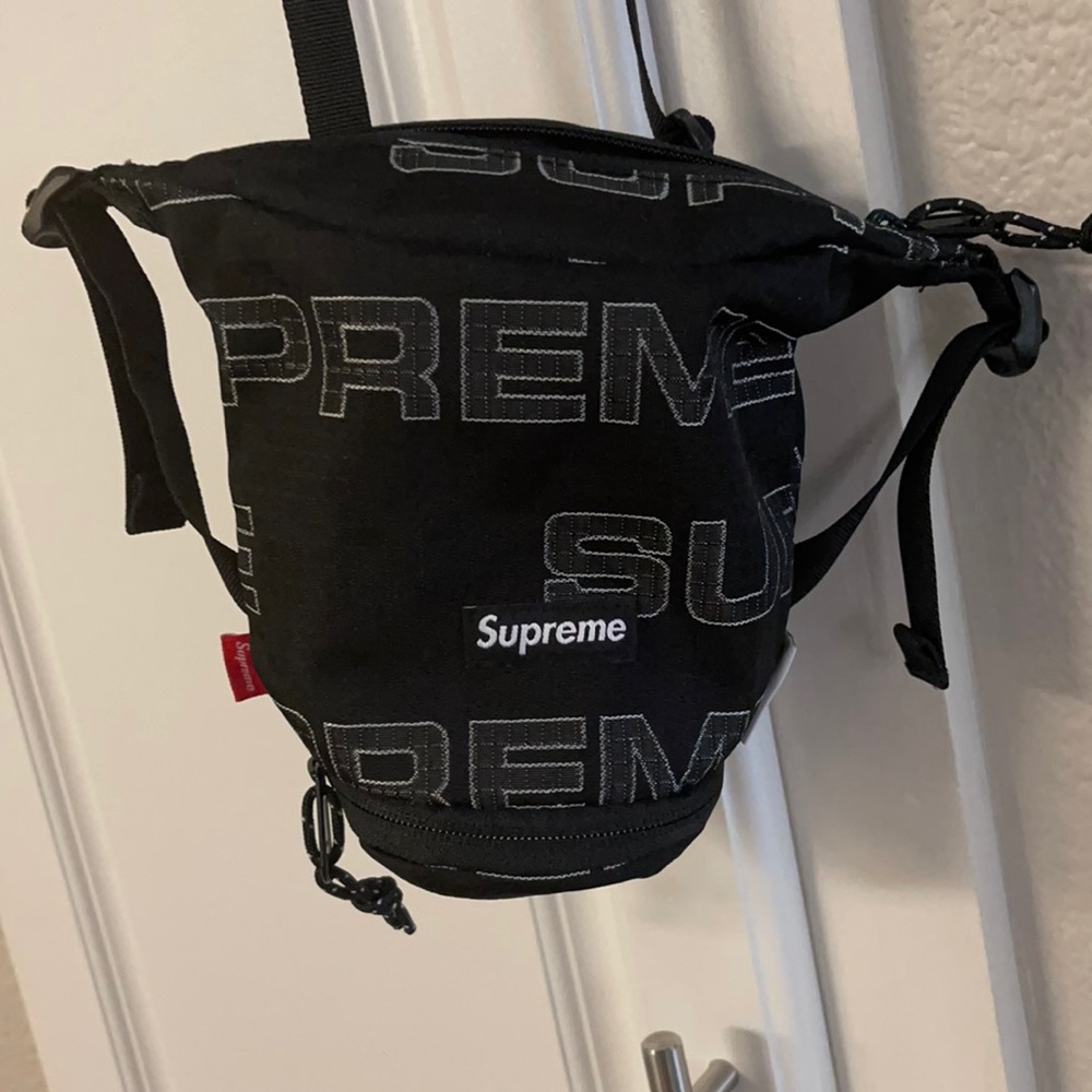 Brand new fall season 2021 Supreme neck purse.